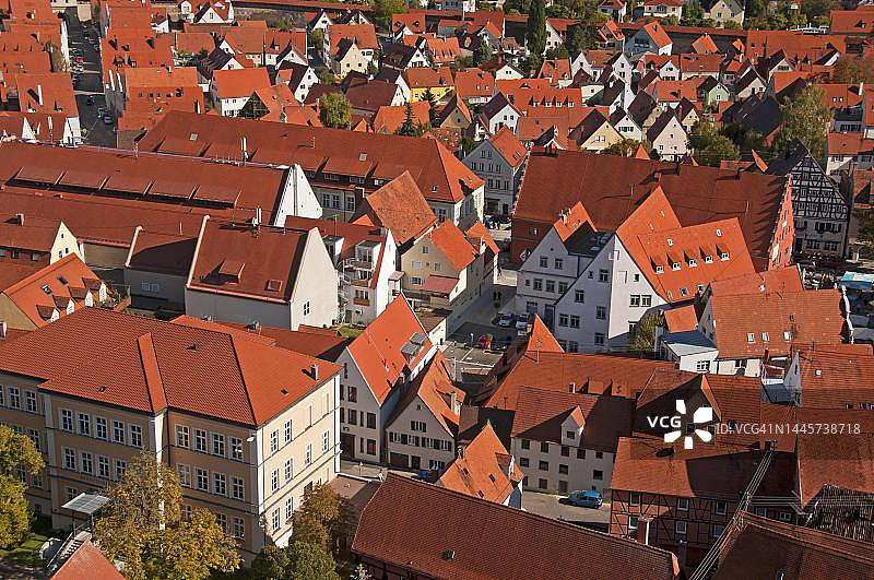 从89.5米高的丹尼尔塔上看到的诺德林根屋顶，德国巴伐利亚图片素材
