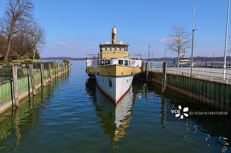 基姆湖与码头、桨轮船，德国巴伐利亚州上巴伐利亚基姆湖畔普里恩图片素材