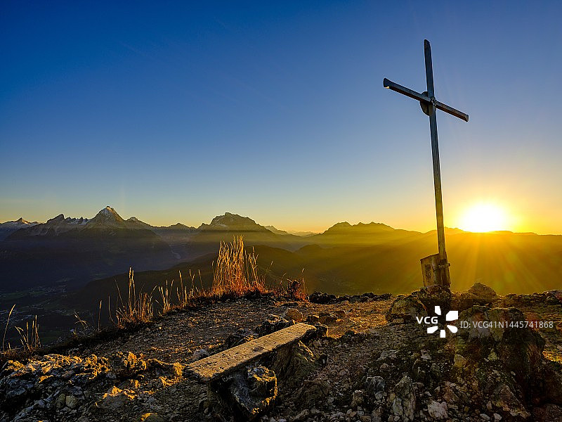 德国贝希特斯加登国家公园劳厄尔科夫山顶十字架日落图片素材