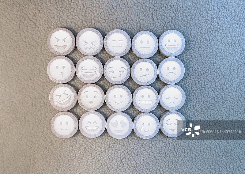 木块上的快乐、沮丧和悲伤符号，客户体验概念图片素材