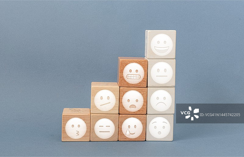 木块上的快乐、沮丧和悲伤符号，客户体验概念图片素材