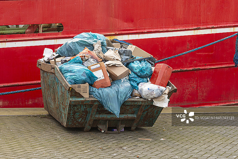 装满垃圾袋的钢制垃圾箱图片素材