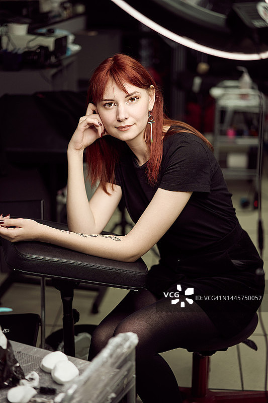 纹身工作室里的女纹身师肖像图片素材