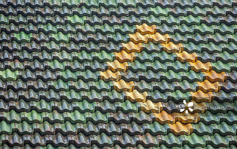 德国莱茵兰-普法尔茨州色彩鲜艳的屋顶瓦片的房屋屋顶图片素材