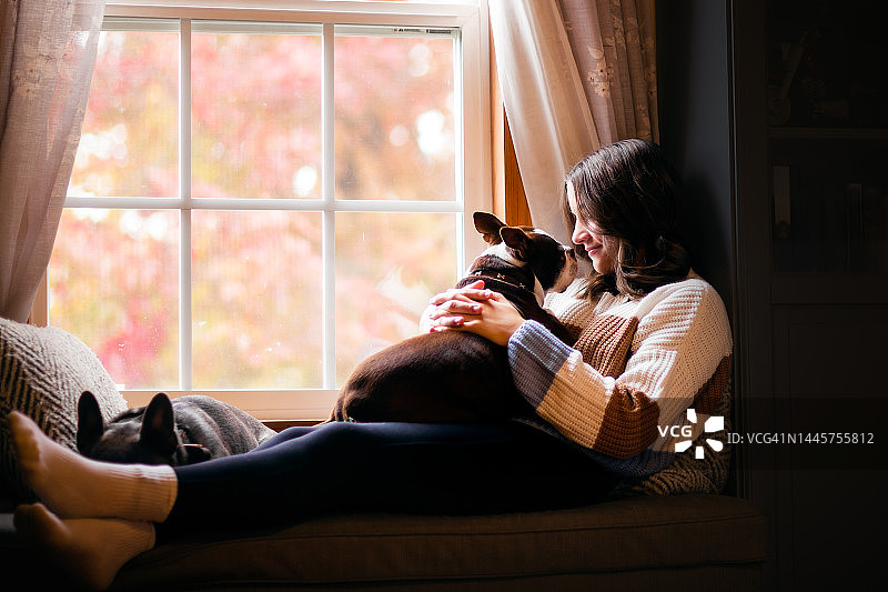 少女坐在壁龛窗边的座位上图片素材