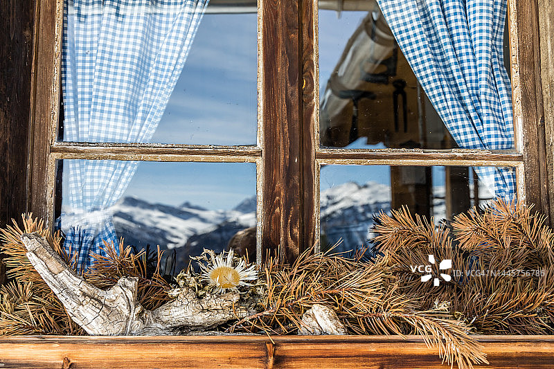 山间小屋的木制窗户图片素材