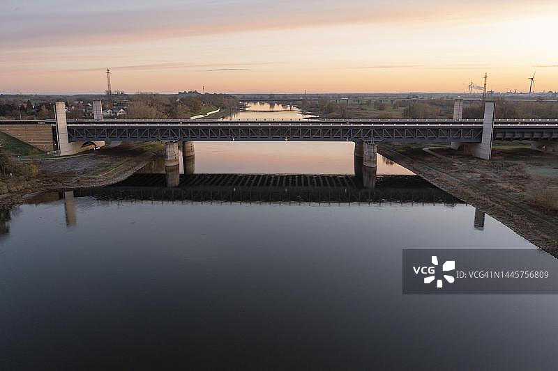 德国萨克森-安哈尔特州马格德堡水路枢纽日落图片素材
