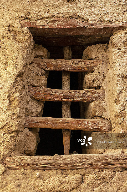 埃及达赫拉附近El Qasr的古老木窗图片素材