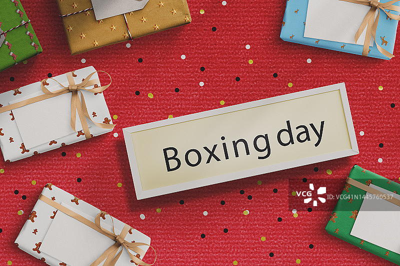 节礼日促销：白色复古木质背景上的木制字母和礼品盒图片素材