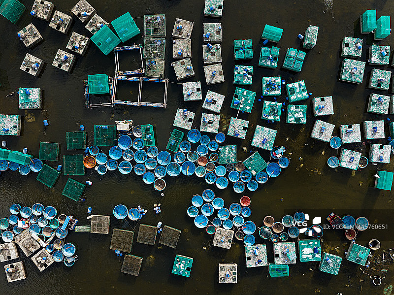 金兰湾的龙虾笼和渔船图片素材