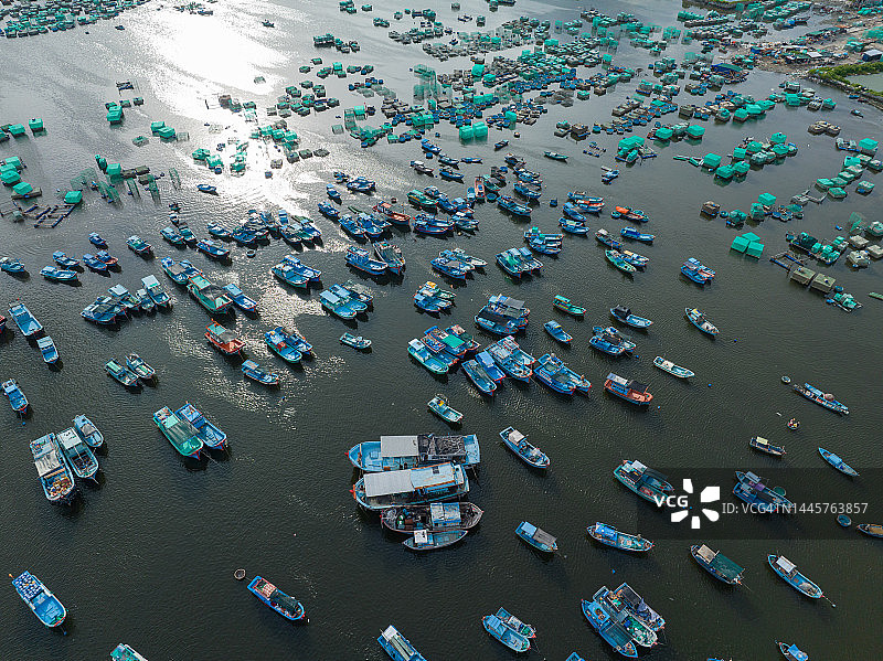 在金兰湾航行的渔船图片素材