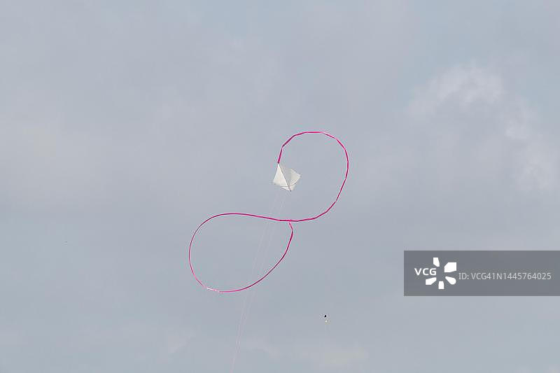 德国石勒苏益格-荷尔斯泰因州北弗里西亚北海圣彼得-奥尔丁诺德代希的彩带风筝图片素材