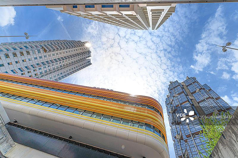 仰望法国巴黎郊区的摩天大楼图片素材