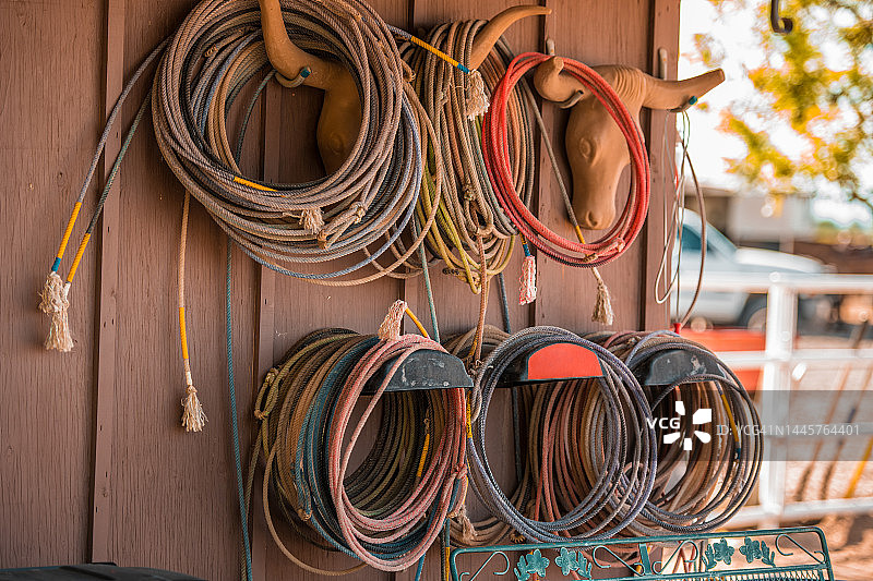 挂在墙上的盘绕套索图片素材