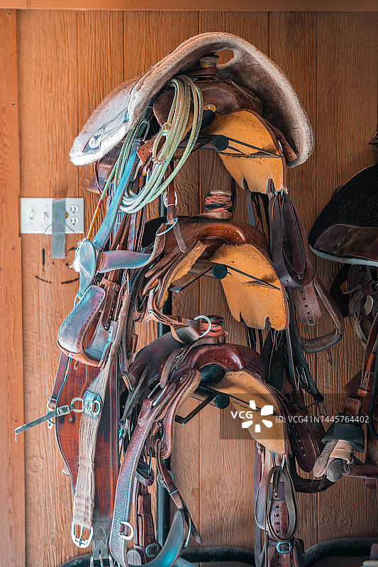 堆在墙上的马鞍图片素材