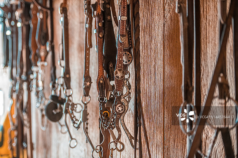 挂在墙上的缰绳图片素材