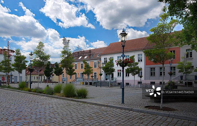 德国勃兰登堡州泰尔托市集广场与市政厅及游客咨询处图片素材