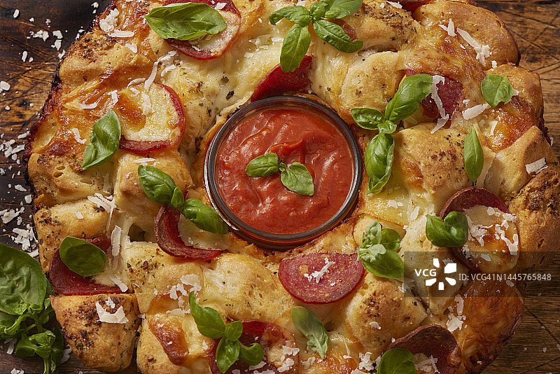 手撕意式辣香肠披萨面包图片素材