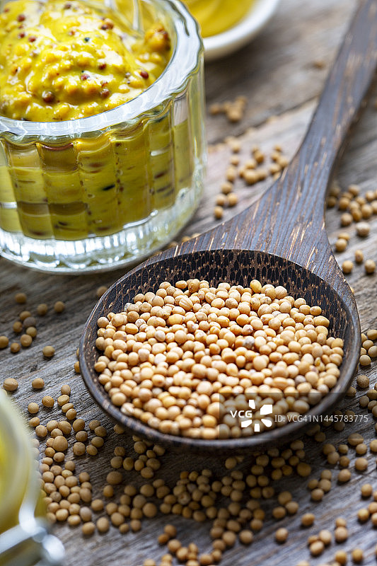 乡村木板上的不同种类的芥末和芥末籽图片素材