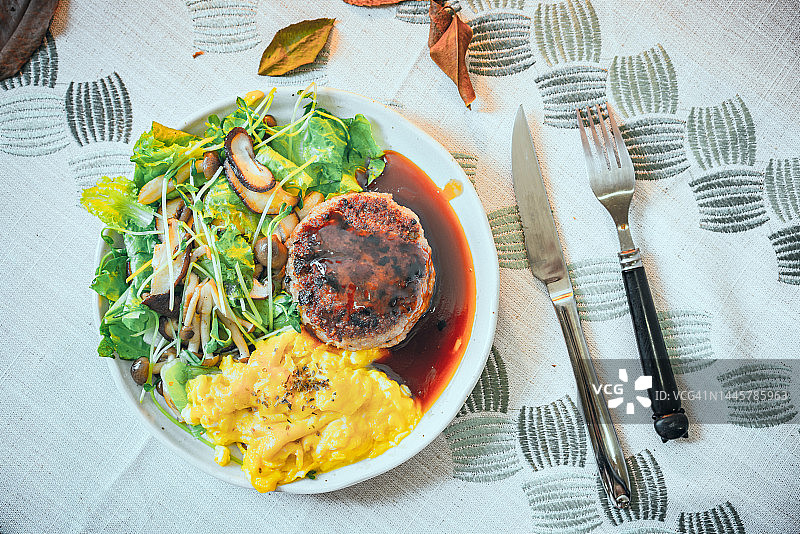 日式汉堡牛排早午餐与刀叉图片素材