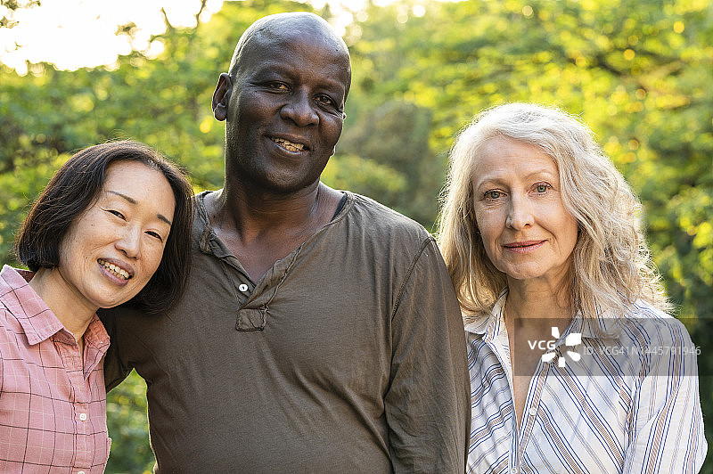 户外合影的年长男女友人图片素材