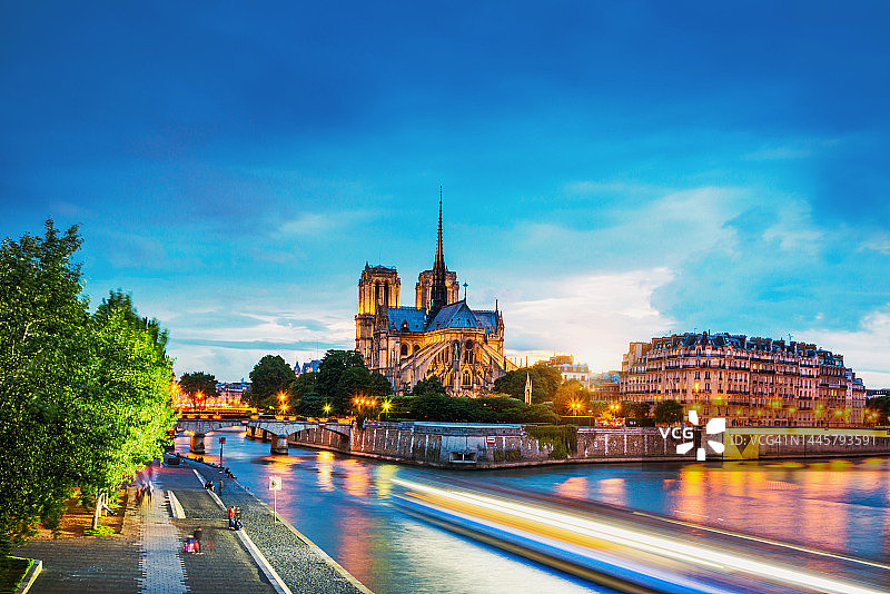 塞纳河畔巴黎圣母院的日落图片素材