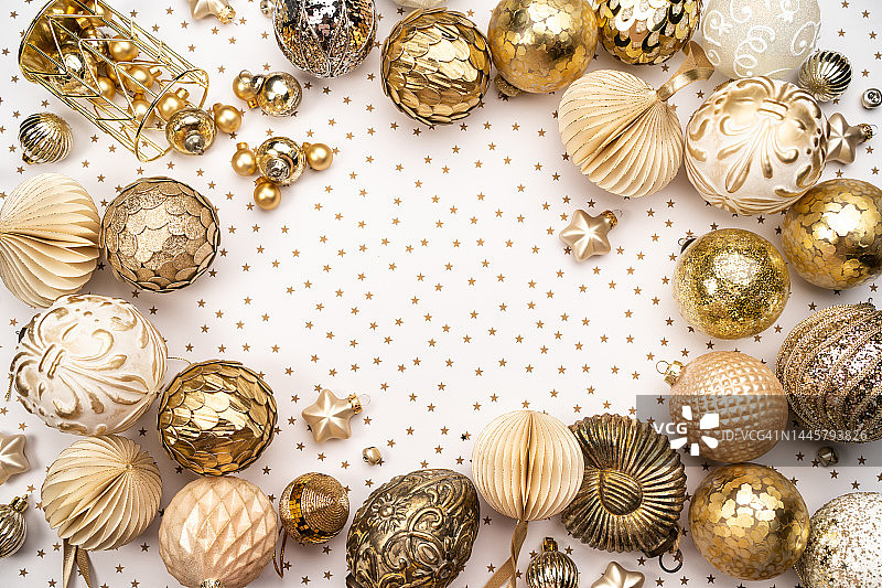 白色背景上金色复古圣诞装饰品框架，小金星图案。新年快乐。顶部摄影，为您的设计留有复制空间图片素材