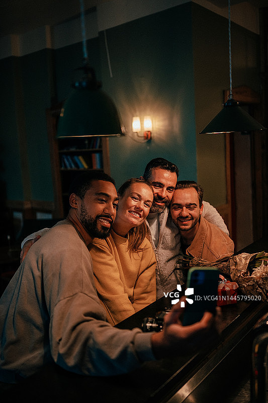 朋友们在酒吧自拍图片素材