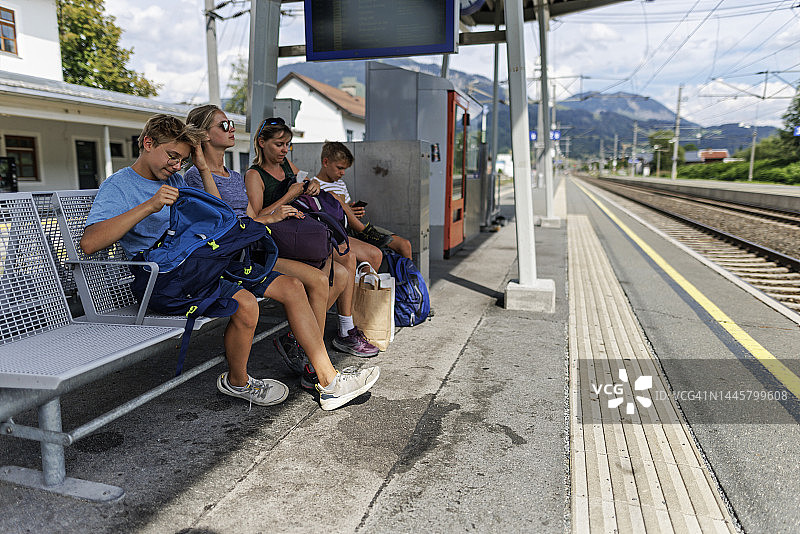一家人在火车站等火车图片素材