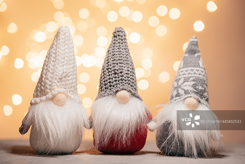 圣诞快乐：圣诞节主题，小矮人与散景背景上的节日装饰图片素材