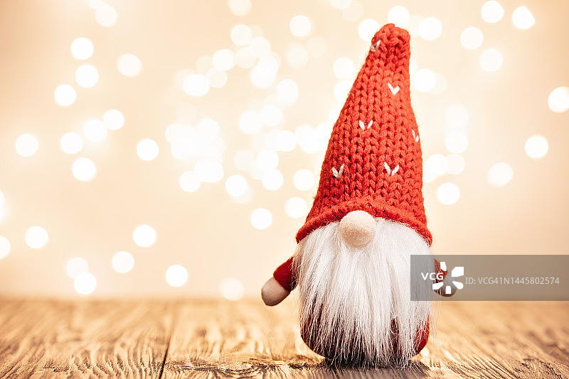 圣诞快乐：圣诞节主题，小矮人与散景背景上的节日装饰图片素材