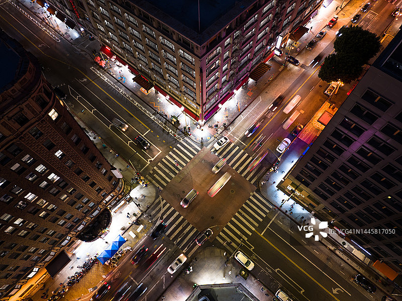 洛杉矶市中心第七大街和百老汇大街的夜间交通航拍图片素材