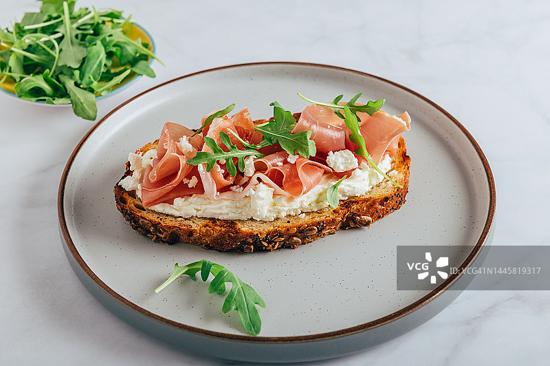 配有意大利熏火腿的开放式三明治图片素材