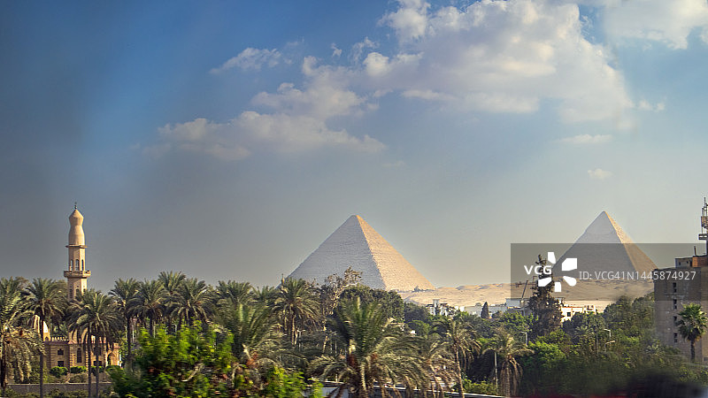 地平线上的吉萨金字塔图片素材