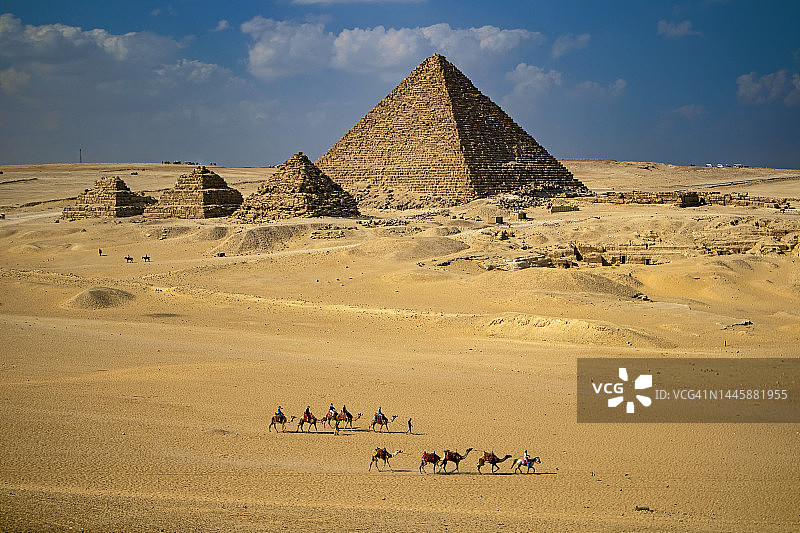 门卡乌拉金字塔与骆驼图片素材