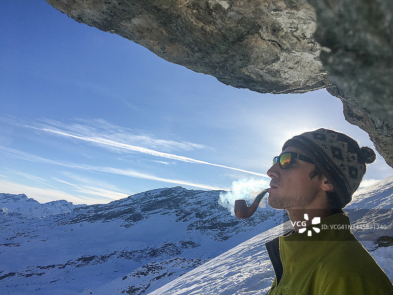 男人欣赏山景图片素材