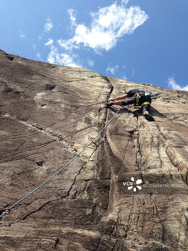 男子仰视攀岩图片素材