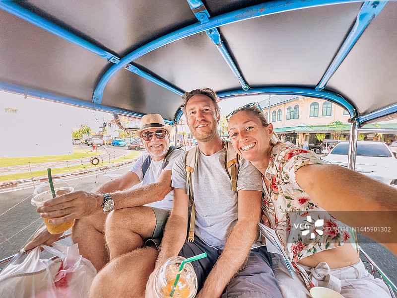 三人在嘟嘟车上自拍图片素材