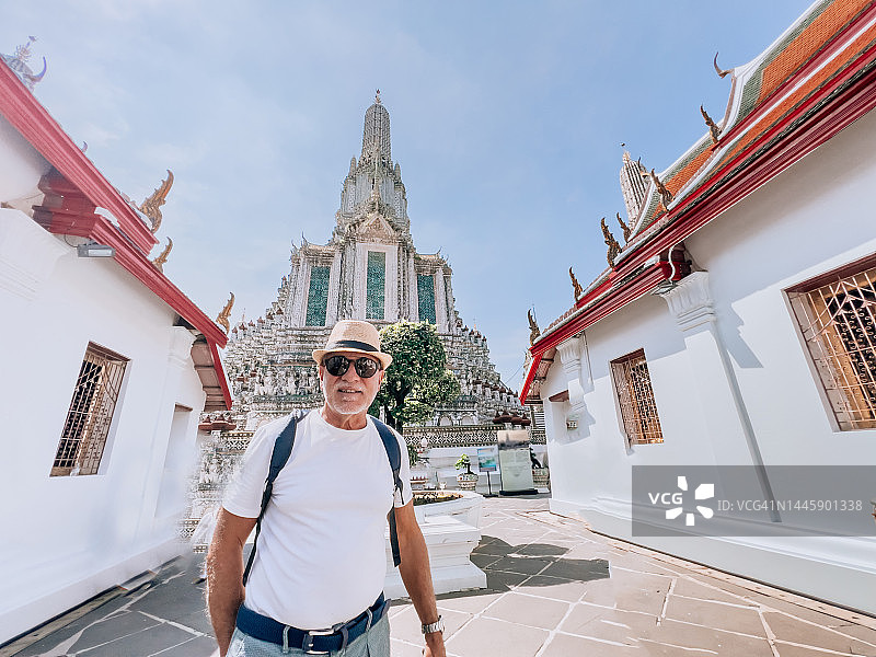 在泰国寺庙漫步的年长男人图片素材