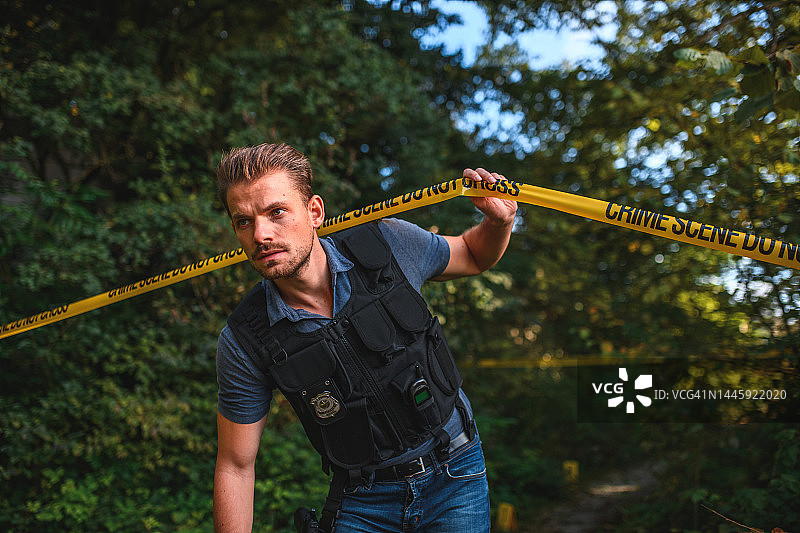 便衣警察和防弹背心检查犯罪现场图片素材