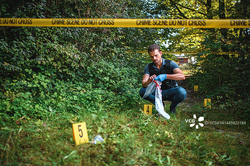 在山区犯罪现场的白人男性法医调查员图片素材