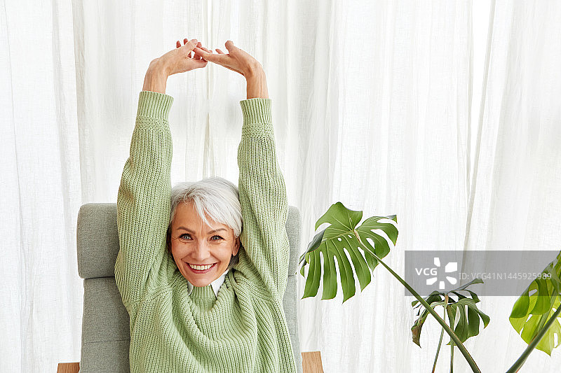 漂亮的年长女人看着相机特写肖像图片素材