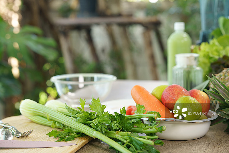 准备在厨房餐桌上烹饪的新鲜生蔬菜配料图片素材