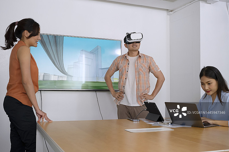 同事们在办公室开会图片素材