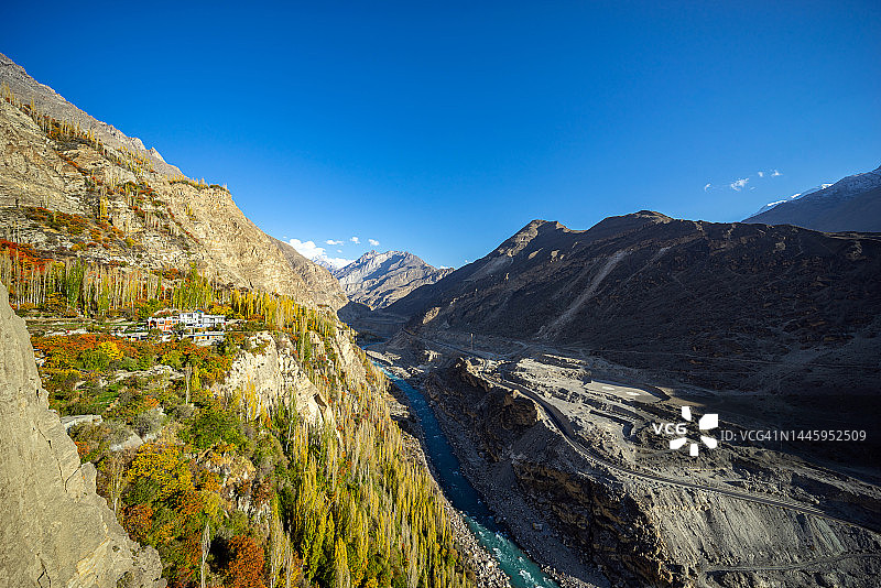 秋季巴基斯坦吉尔吉特-巴尔蒂斯坦阿尔蒂特堡的高角度视图图片素材