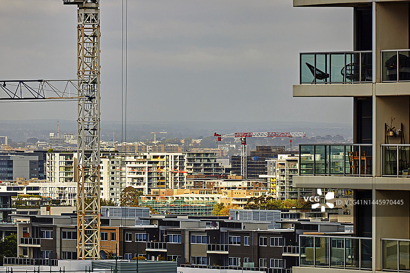 城市景观：起重机、建筑工地、日落阳光图片素材