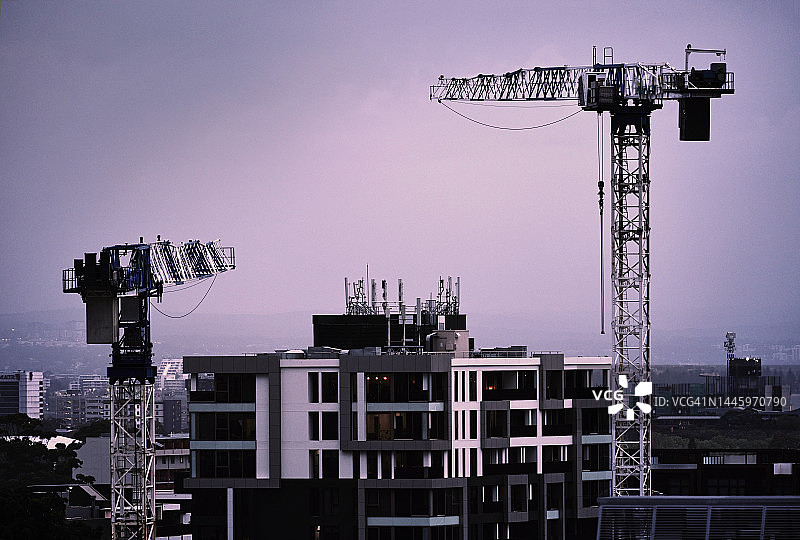 黄昏城市景观中的塔吊图片素材