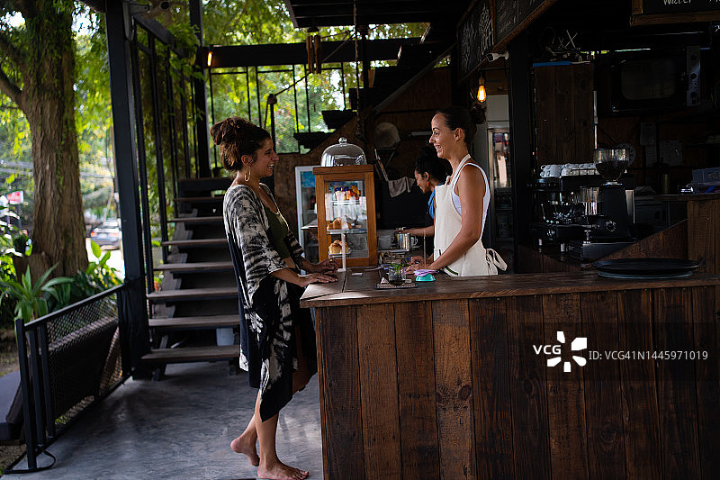 在咖啡店点单的女人图片素材