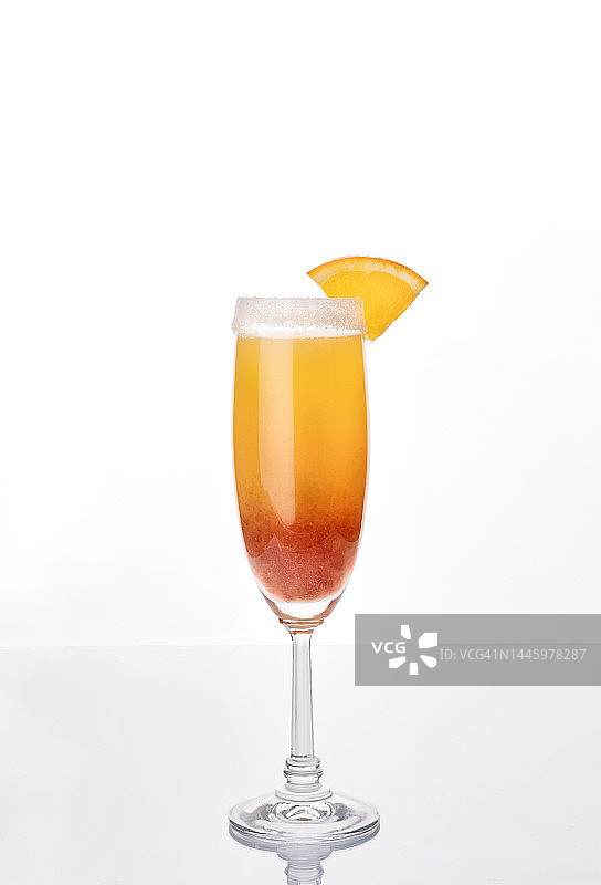 日出草莓含羞草鸡尾酒图片素材