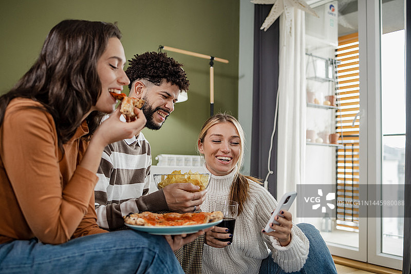 朋友们一起共度休闲时光图片素材